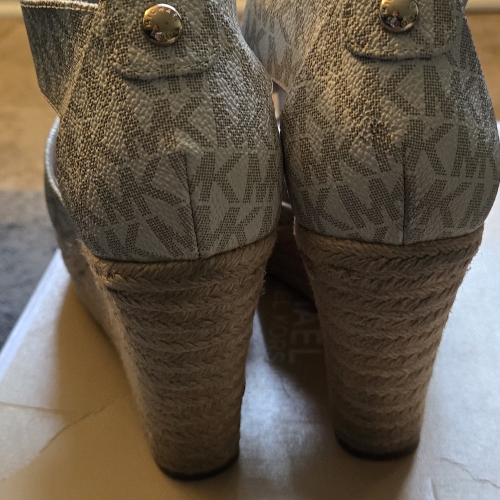 Michael Kors Damita Wedge Sandals Size 7 Minie Logo Vanilla Plataforms - Picture 4 of 11